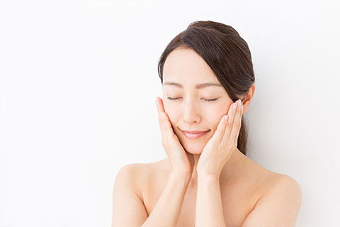 ほほに両手を当てている女性のイメージ